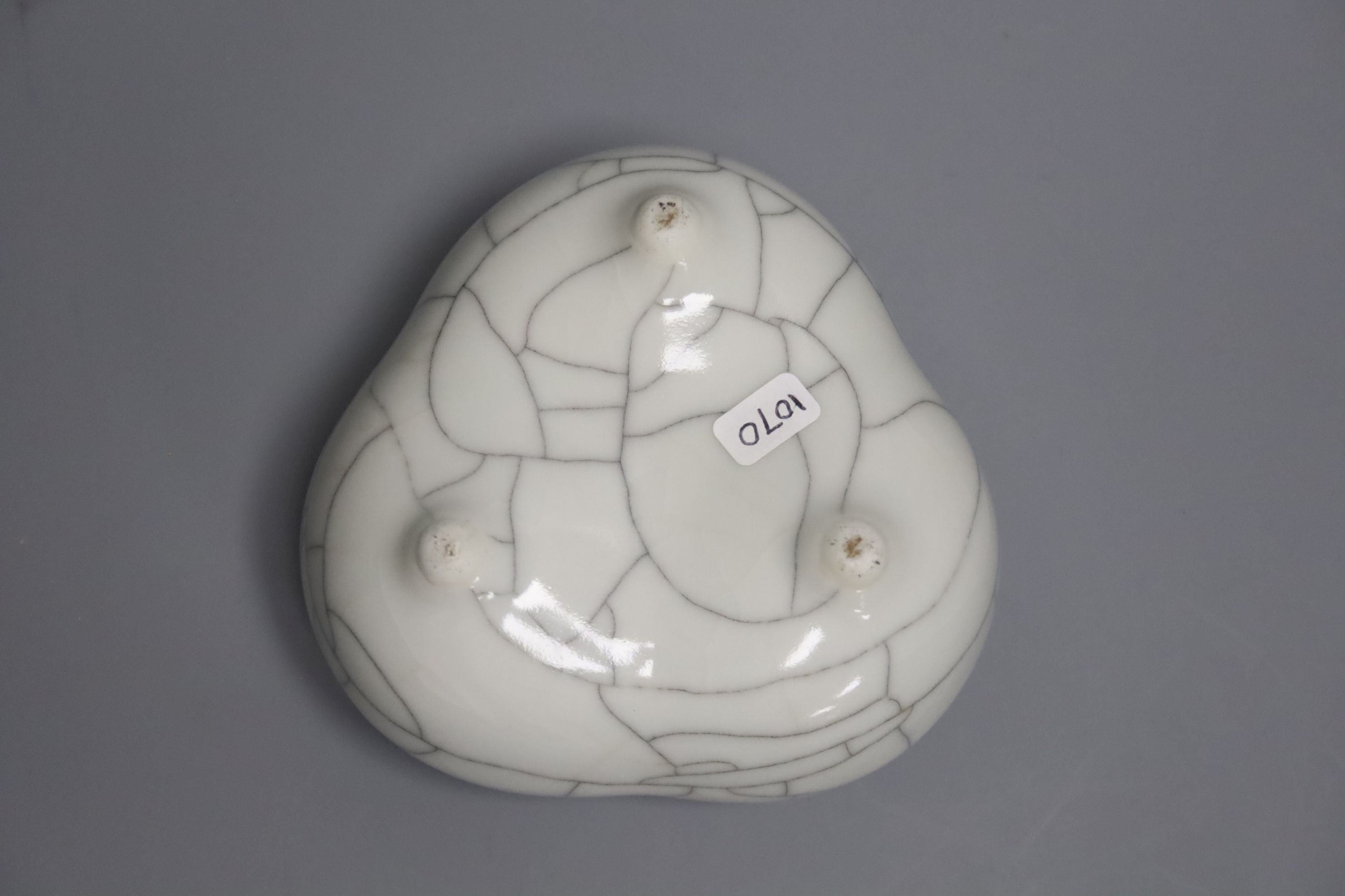 A Chinese crackleglaze tripod censer 10cm